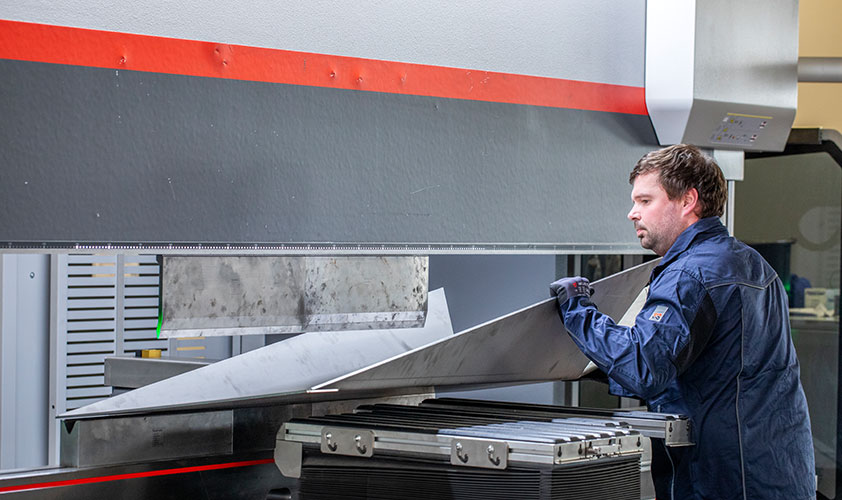 Abkantpresse mit Mitarbeiter