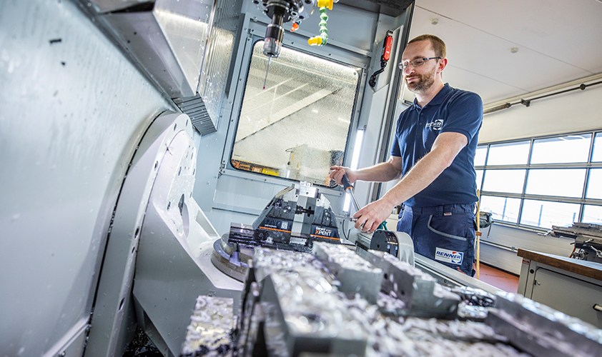 Arbeiter an Spinner Fräsmaschine