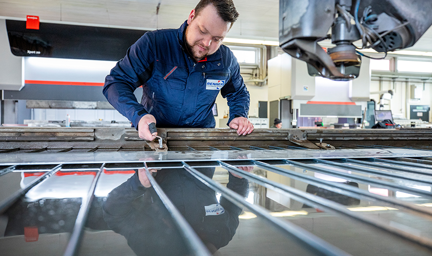 Mitarbeiter an Wasserstrahlschneidanlage